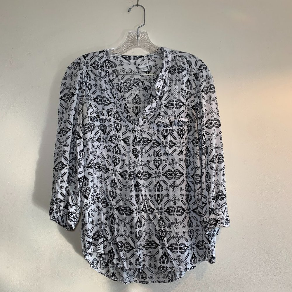 Shirt - Loose, black and white pattern, halfway buttons